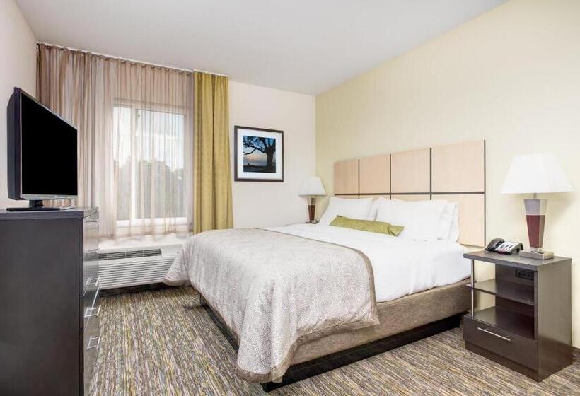 מיטת קינג בסוויטה, Candlewood Suites Cut Off   Galliano, An Ihg