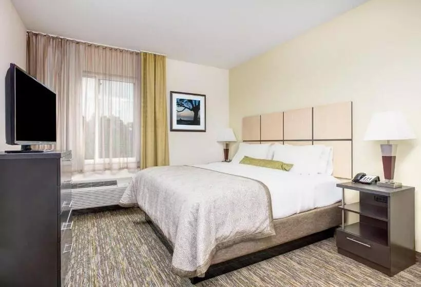 キングサイズベッドのスイートルーム, Candlewood Suites Cut Off   Galliano, An Ihg