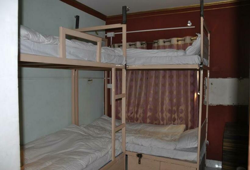 سرير فى غرفة مشتركه, Ganga Fuji Home