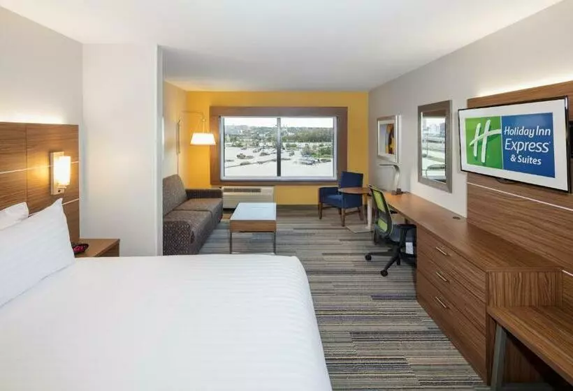 キングサイズベッドのスイートルーム, Holiday Inn Express East Peoria   Riverfront, An Ihg