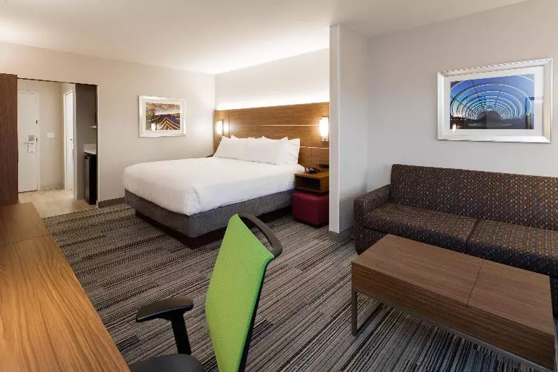 キングサイズベッドのスイートルーム, Holiday Inn Express East Peoria   Riverfront, An Ihg