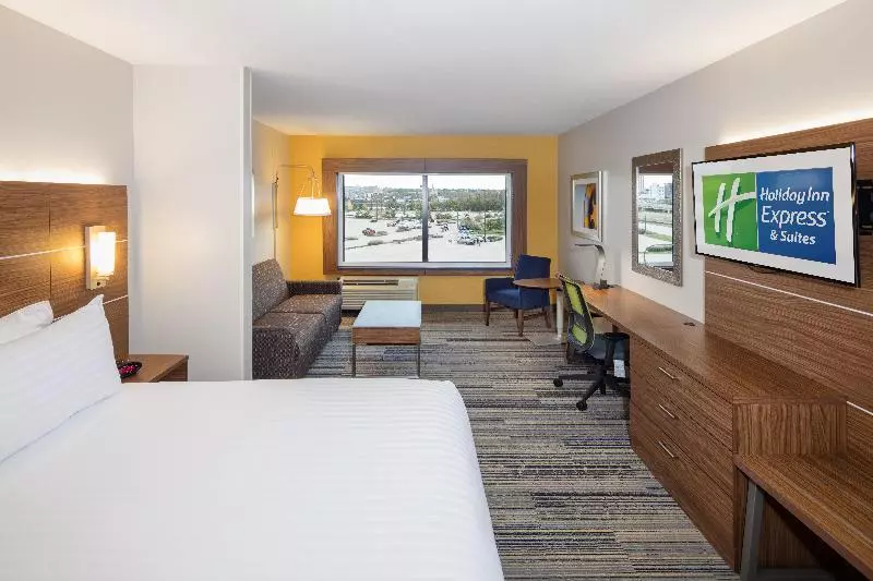 キングサイズベッドのスイートルーム, Holiday Inn Express East Peoria   Riverfront, An Ihg
