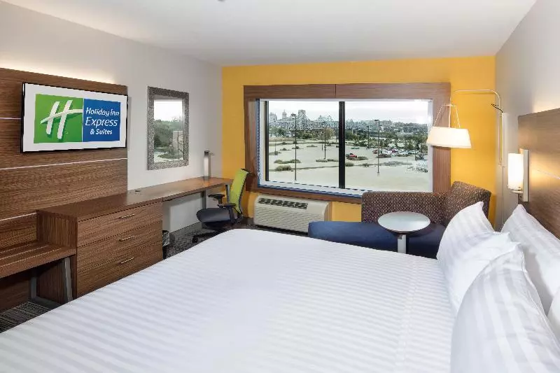 キングサイズベッドのスタンダードルーム, Holiday Inn Express East Peoria   Riverfront, An Ihg
