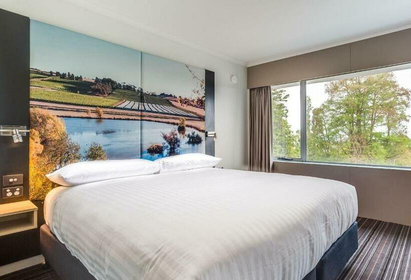 看到停车场的带双人床的标准房间, Launceston