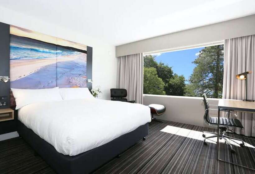 看到停车场的带双人床的标准房间, Launceston