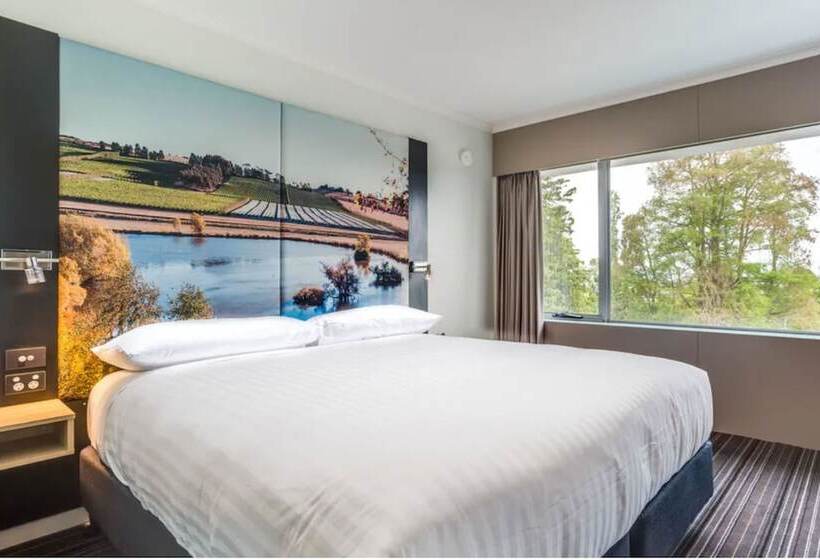 看到停车场的带双人床的标准房间, Launceston