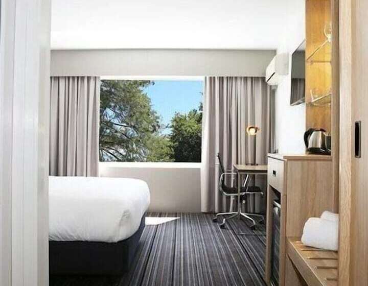 看到停车场的带双人床的标准房间, Launceston