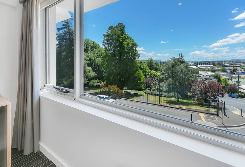 看到停车场的带双人床的标准房间, Launceston