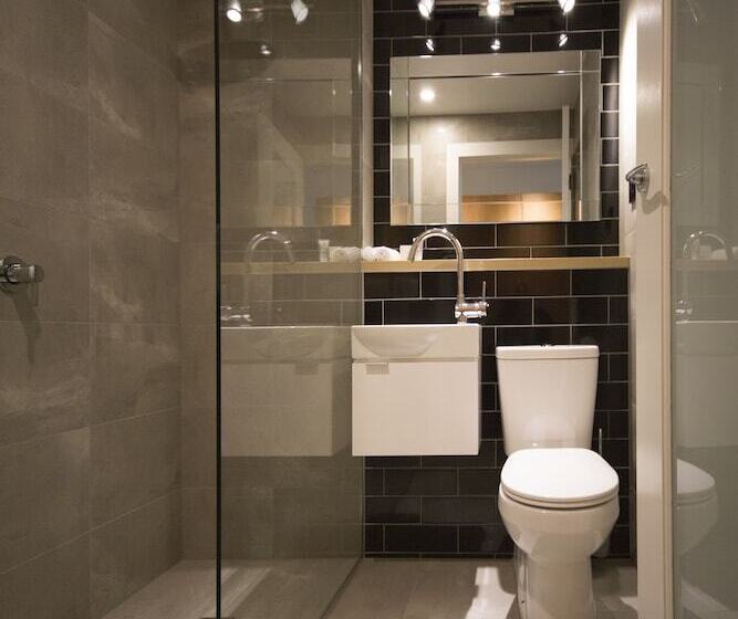 看到停车场的带双人床的标准房间, Launceston