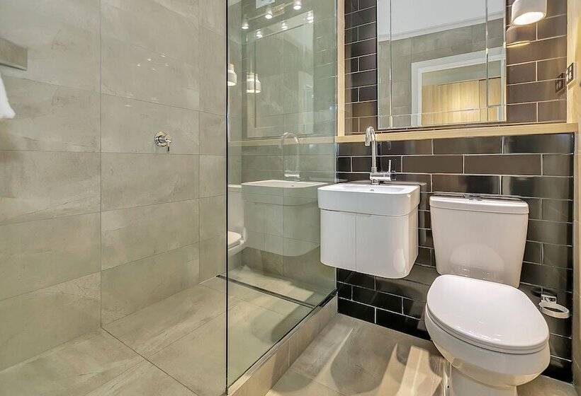 看到停车场的带双人床的标准房间, Launceston