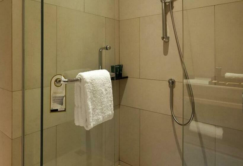 Номер Deluxe Кровать Кинг, Royal Tulip Gunung Geulis Resort And Golf