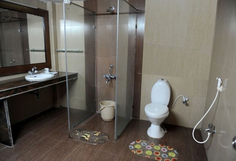 اتاق لوکس با چشم‌انداز دریا, Sunny Vijoya