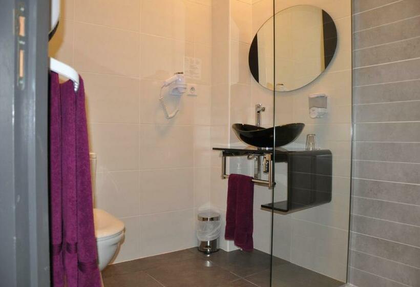 חדר סטנדרט לארבעה, The Originals City, Hôtel Des Arts, Montauban