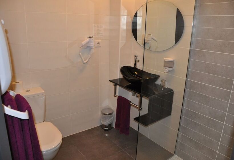 חדר סטנדרט לארבעה, The Originals City, Hôtel Des Arts, Montauban