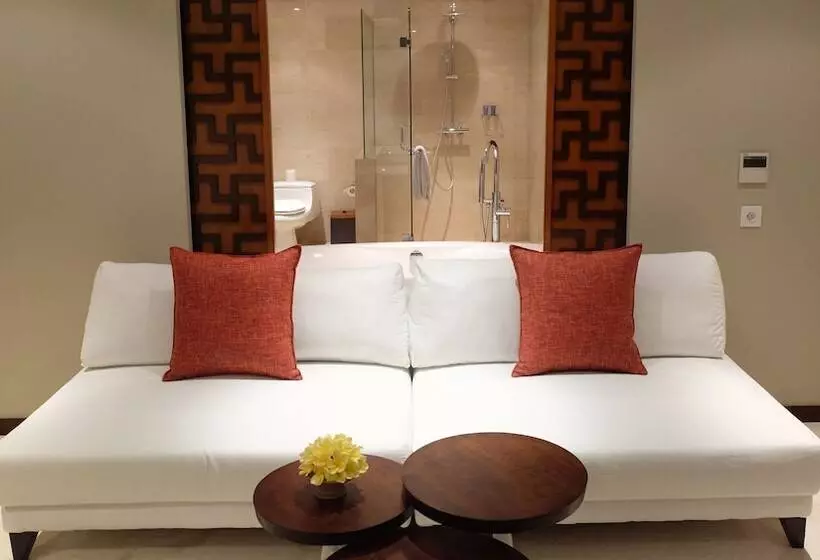 سوئیت جونیور با تراس, The Bandha Hotel & Suites