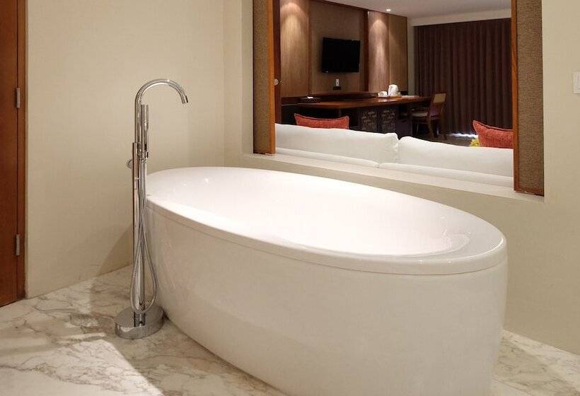 סוויטת ג'וניור עם טרסה, The Bandha Hotel & Suites