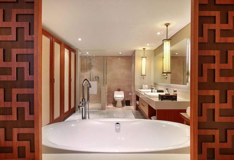 سوئیت جونیور با تراس, The Bandha Hotel & Suites