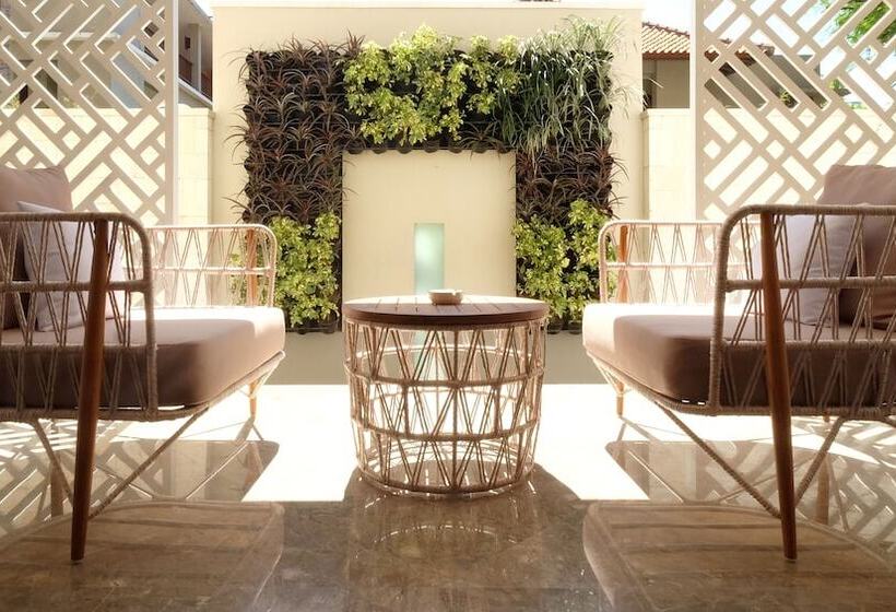 جناح جونيور مزوَّد بتراس, The Bandha Hotel & Suites