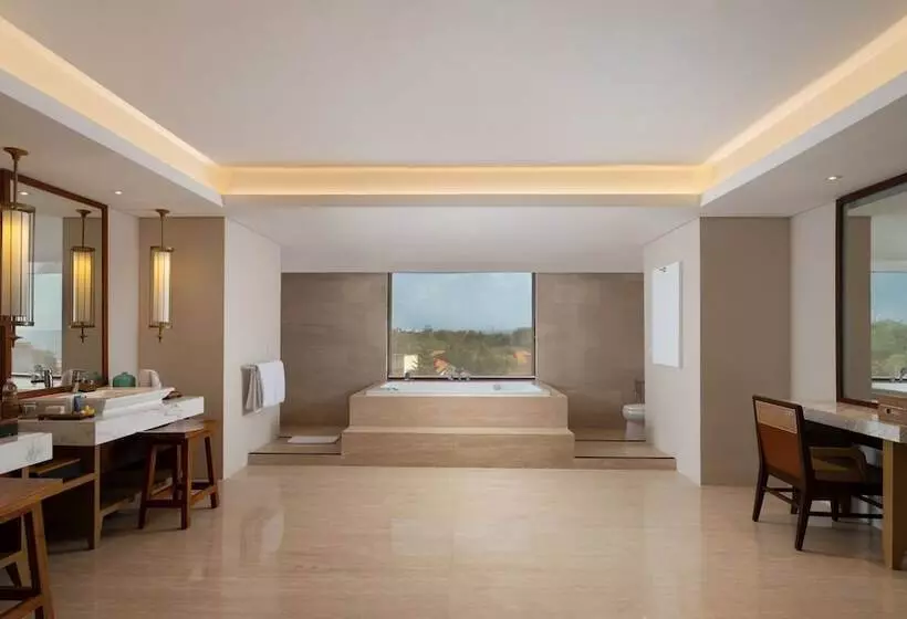 سوئیت رویال, The Bandha Hotel & Suites