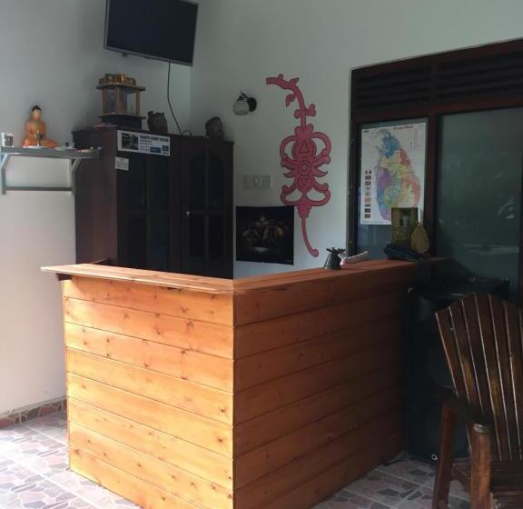 共用房间的床, Damith Guest House