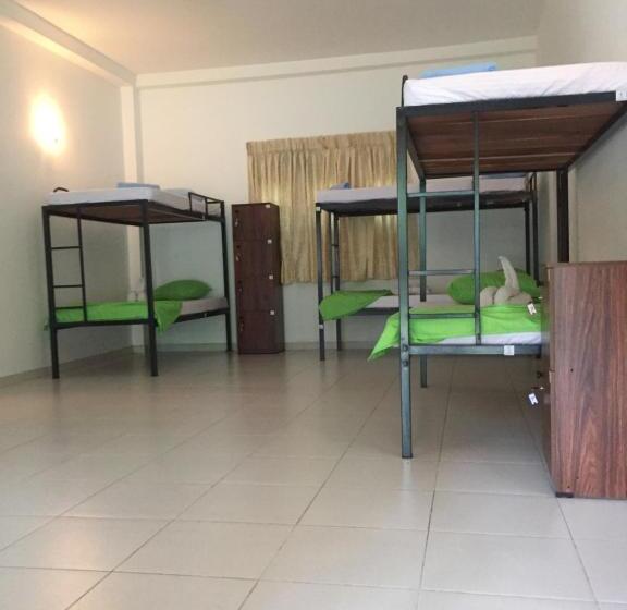 Кровать в Общей Комнате, Damith Guest House