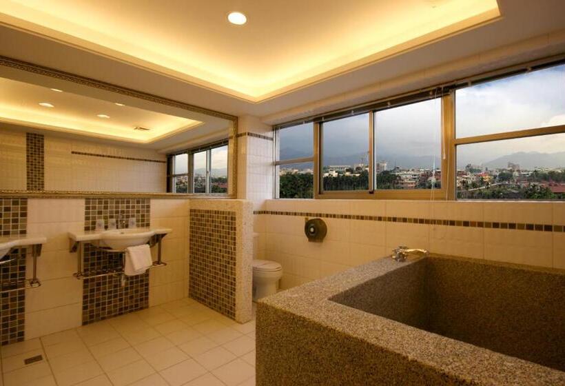 اتاق خانوادگی, Mountain Fish Water