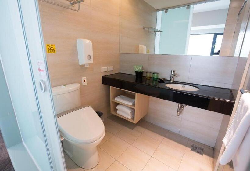 Suite Familiar, Liyaou