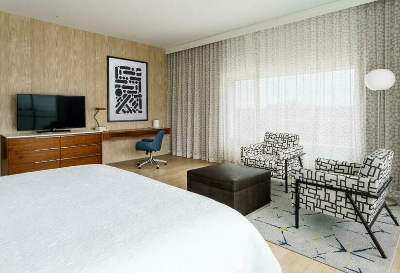 带大床的标准工作室, Hampton Inn & Suites Santa Monica