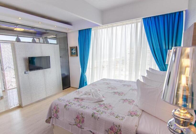 Suite with lake view, Phoenicia Luxury