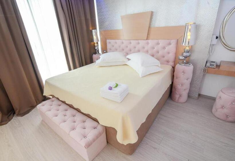 Superior suite with view, Phoenicia Luxury