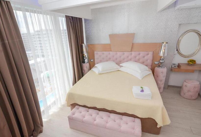 Superior suite with view, Phoenicia Luxury