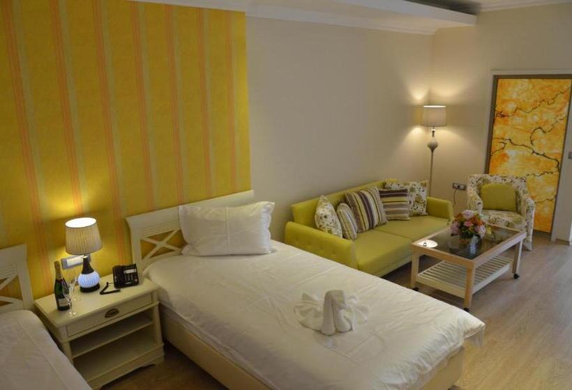 스탠다드 발코니 룸 측면 바다 전망, Phoenicia Luxury