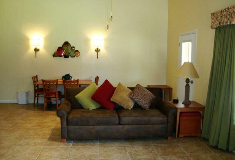 스탠다드 스튜디오, Roundhouse Resort