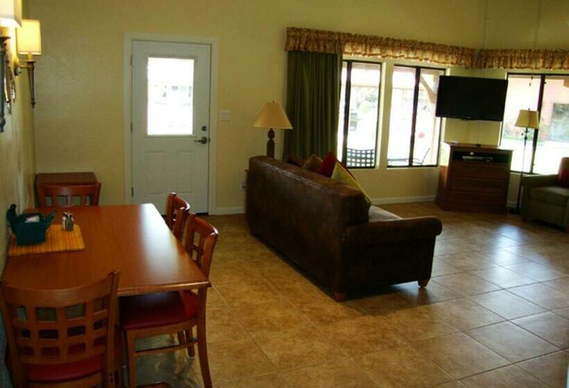 스탠다드 스튜디오, Roundhouse Resort