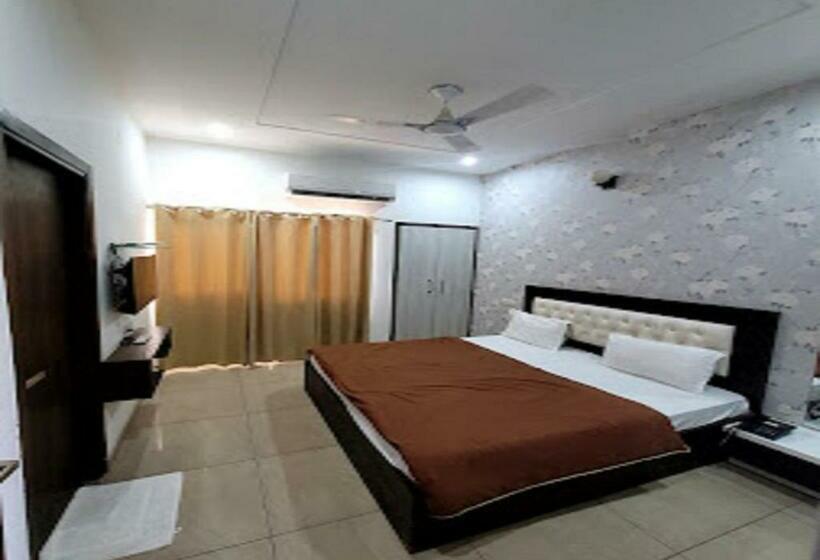 Номер Deluxe, Vrinda Anandam Resort  Vrindavan