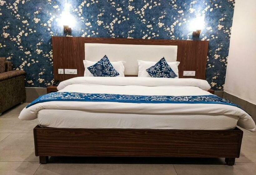 Номер Deluxe, Vrinda Anandam Resort  Vrindavan