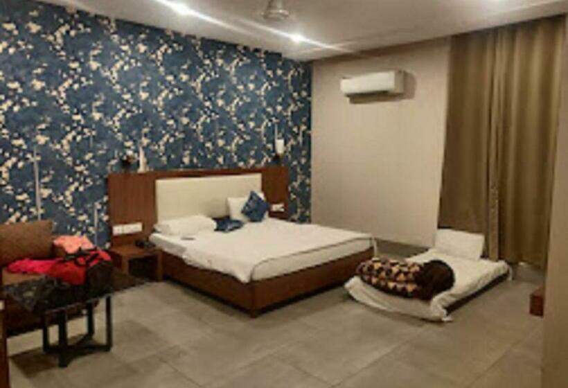 Номер Deluxe, Vrinda Anandam Resort  Vrindavan