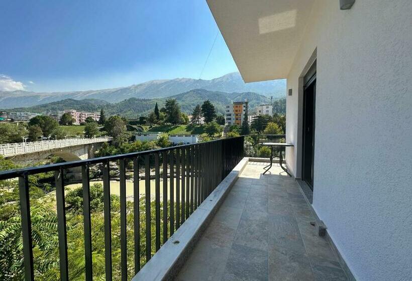 اتاق خانوادگی, Trifoni