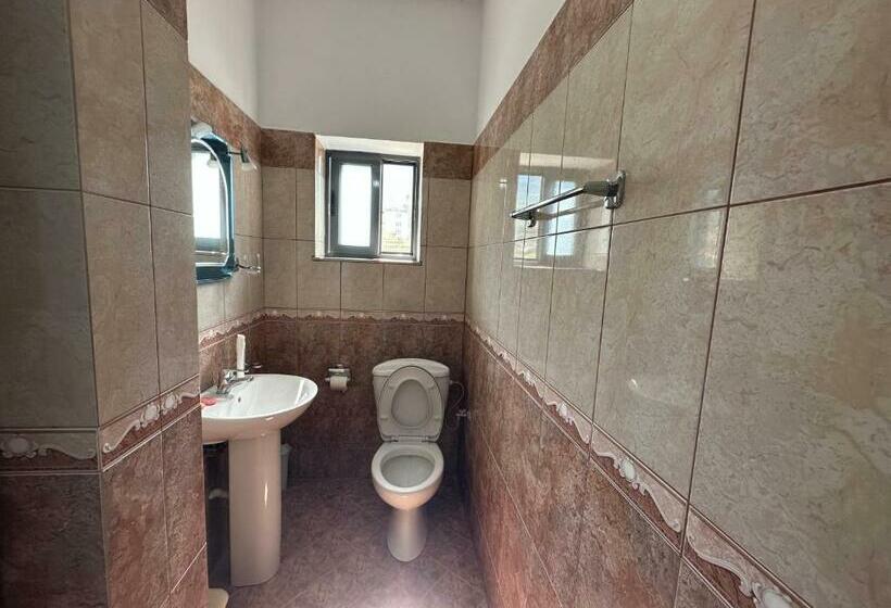 اتاق خانوادگی, Trifoni