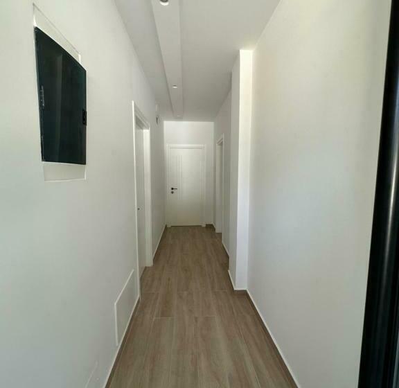 اتاق خانوادگی, Trifoni