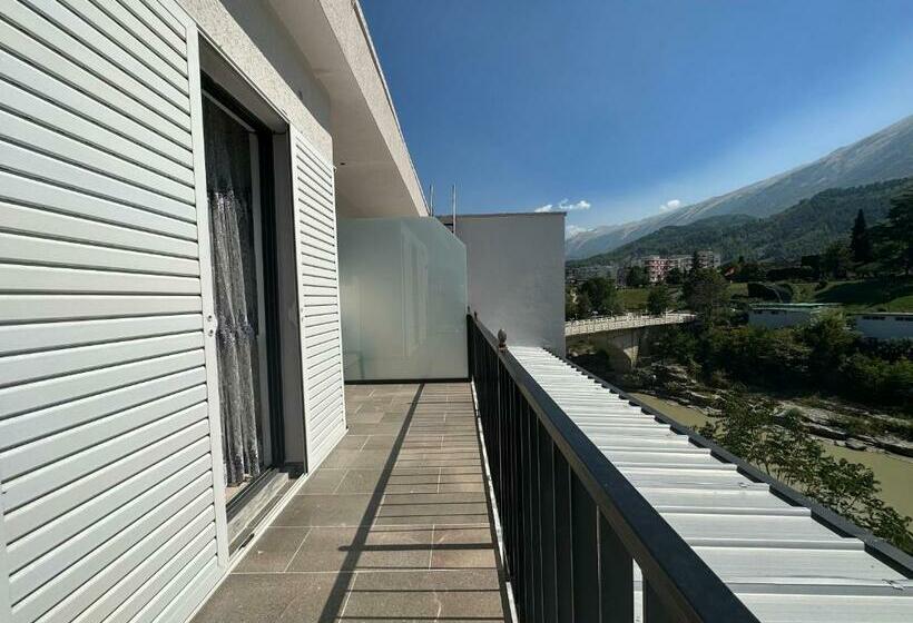 اتاق خانوادگی, Trifoni