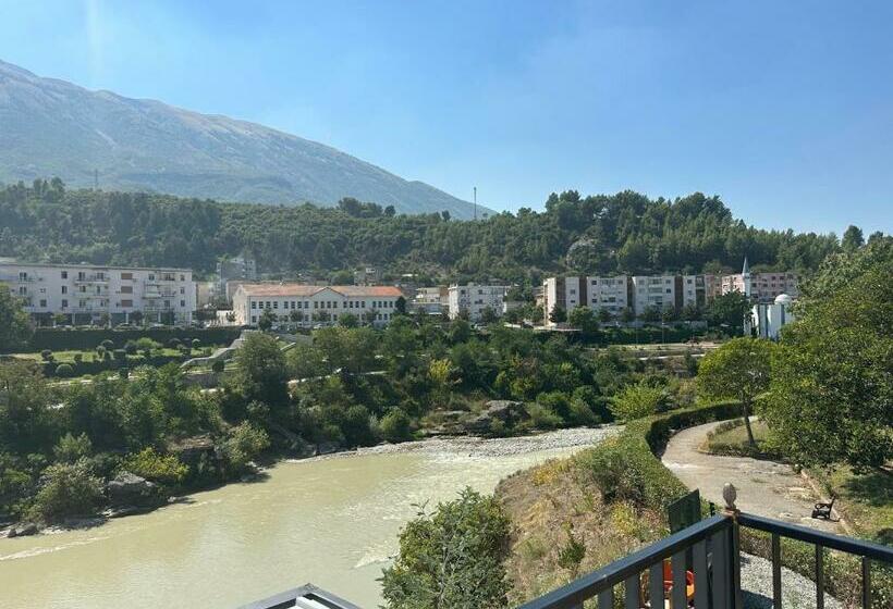 اتاق خانوادگی, Trifoni