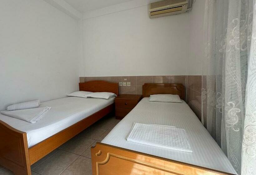 اتاق خانوادگی, Trifoni