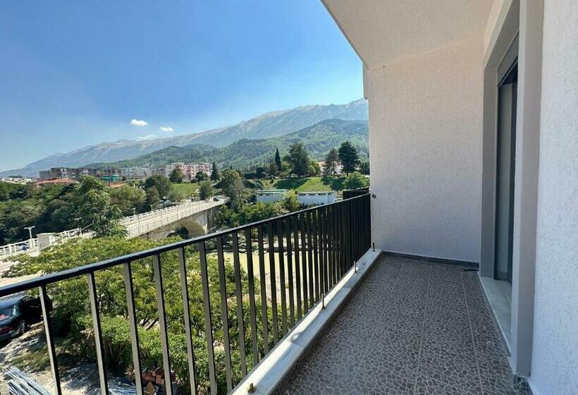 اتاق خانوادگی, Trifoni