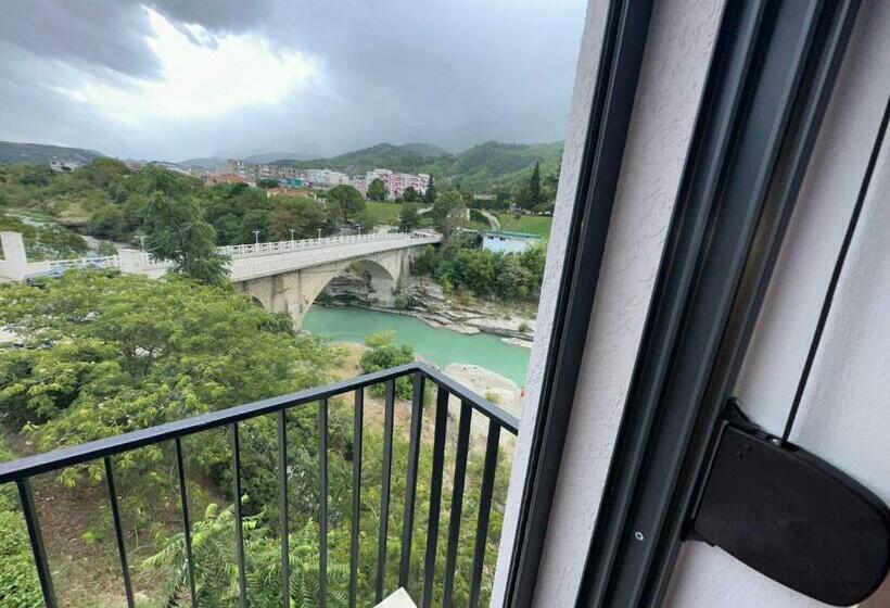 اتاق خانوادگی, Trifoni