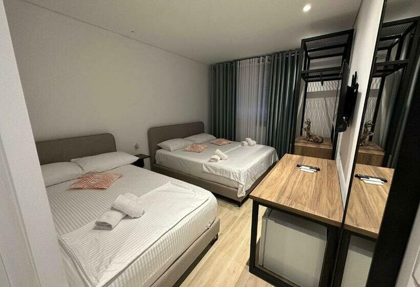 اتاق خانوادگی, Trifoni