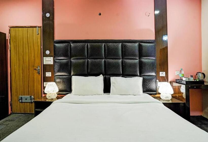 Трехместный Номер Deluxe, Collection O Riveria Resort