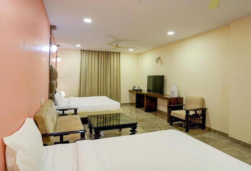 Quarto Triplo Deluxe, Collection O Riveria Resort