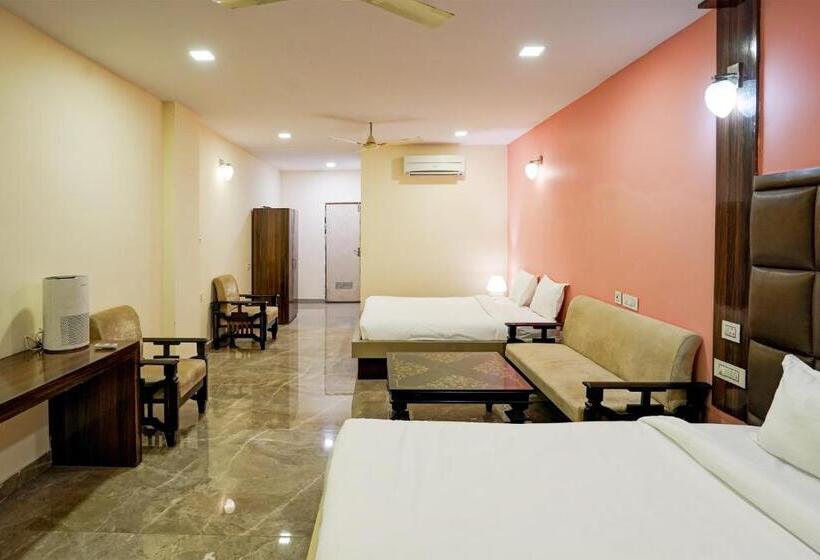 Quarto Triplo Deluxe, Collection O Riveria Resort