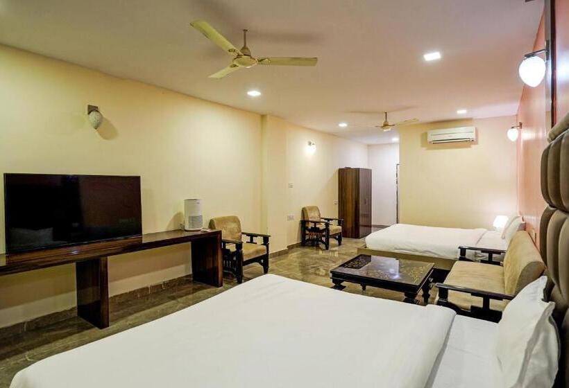 חדר דלוקס לשלושה, Collection O Riveria Resort